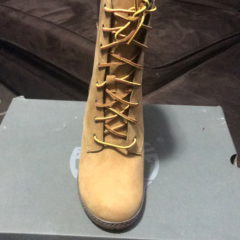 Tan women Timberland heeled boot, size 7.5